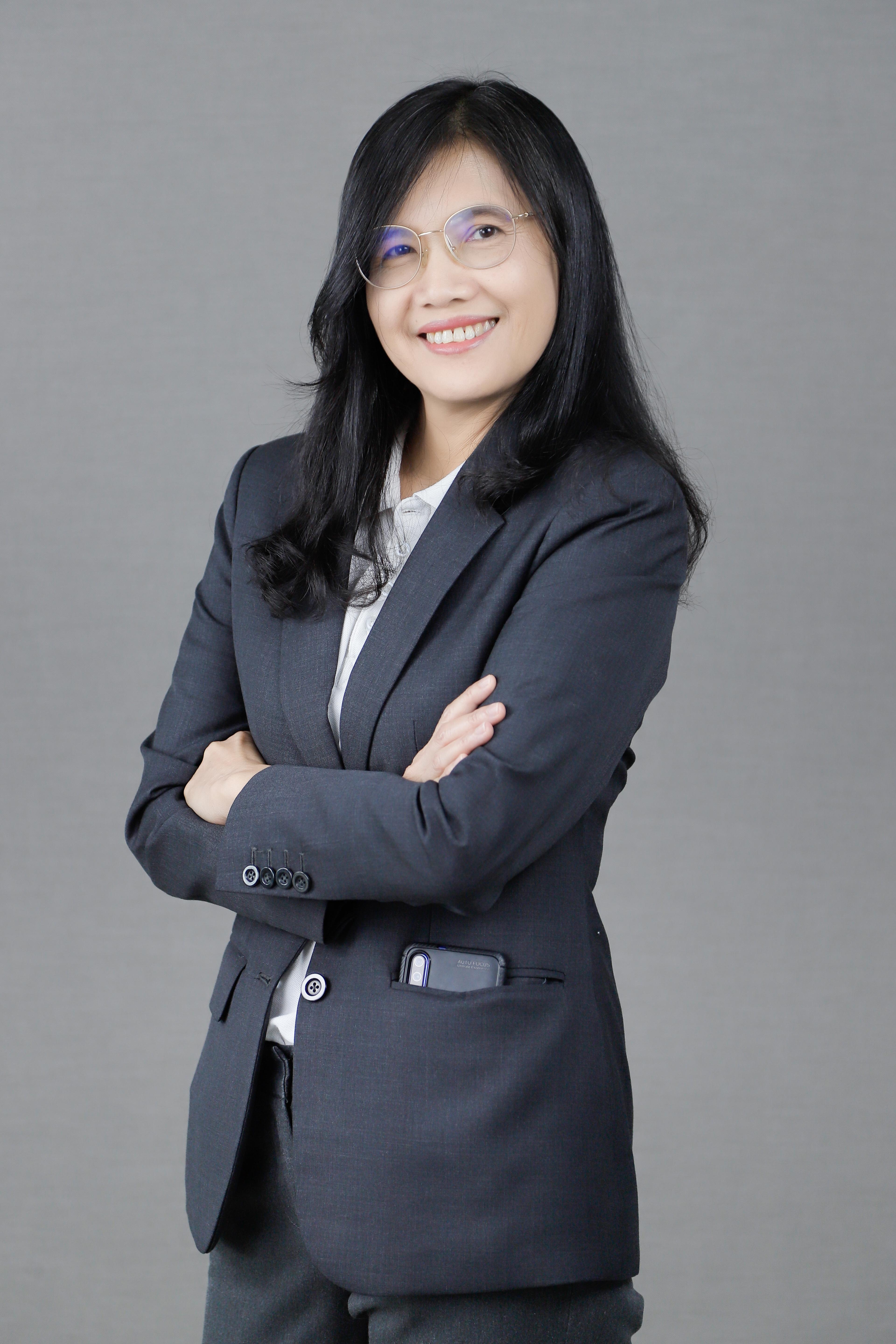 นางพัชรินทร  เหล็กงาม