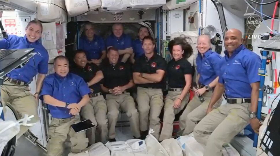 ยาน Crew Dragon พานักบินอวกาศสี่คนในภารกิจ Crew-2 ถึงสถานีอวกาศนานาชาติเเล้ว